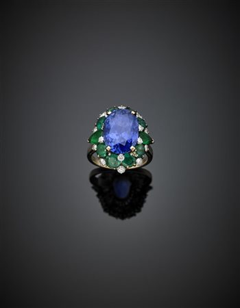 BULGARI
Anello in oro giallo con zaffiro ovale di ct. 10 circa rifinito con sme