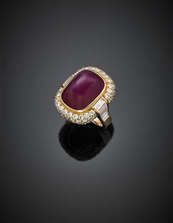CARTIER
Anello in oro giallo con rubino sugar loaf di ct. 25 circa e diamanti p