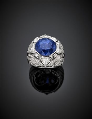 REPOSSI
Anello a cupola in oro bianco e diamanti triangolari, rotondi e baguett