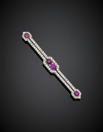 CARTIER
Broche a barretta in platino e oro bianco con quattro rubini Burma a cu