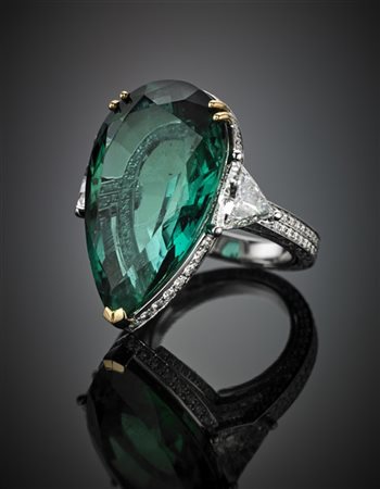 Anello in oro bianco con smeraldo a goccia taglio a brillante modificato di ct.