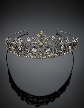 Tiara a volute floreali in argento e oro rosso con diamanti a mezza rosetta di