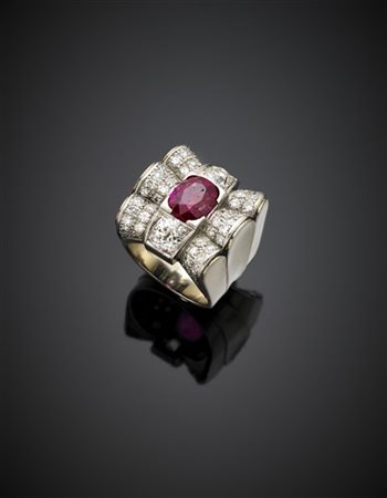 Anello in platino e oro bianco a fiocco con al centro un rubino Burma di ct. 3,