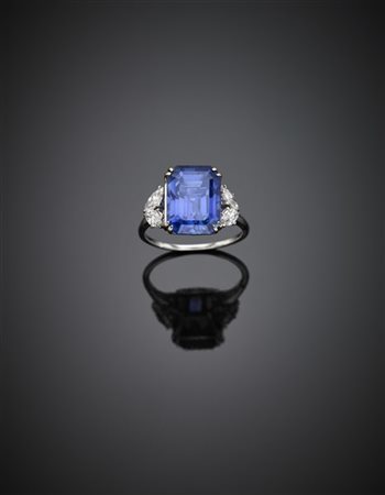 CUSI
Anello in platino con zaffiro a gradini di ct. 10,60 circa rifinito con di