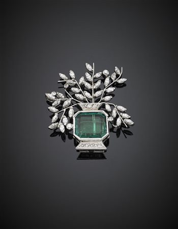 Spilla a vaso fiorito in oro bianco con smeraldo ottagonale di ct. 2 circa e ri