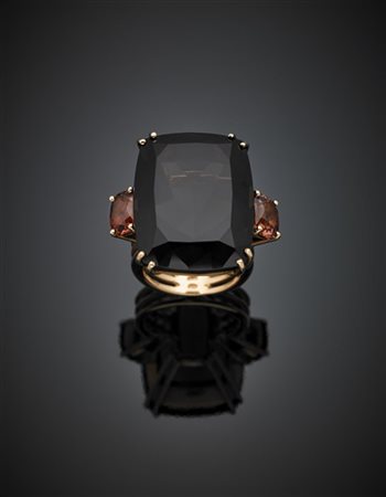 ANTONINI
Anello in oro rosa con un quarzo fumè centrale di ct. 50 circa, due ge