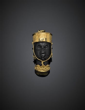 Pendente a guisa di moro in ebano rifinito in oro giallo, g 9,24, lungh. cm 4 c