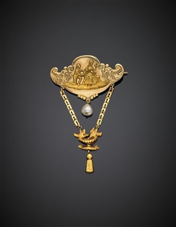 Spilla in oro giallo con festone e scena galante, al centro una perla pendente,