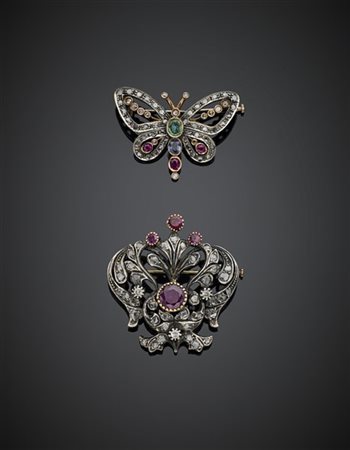Lotto di due spille in oro, argento, diamanti, rubini, zaffiri e smeraldi, comp