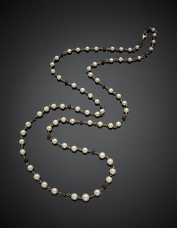 Collana lunga in oro giallo inanellata con perle coltivate, zaffiri e rubini a