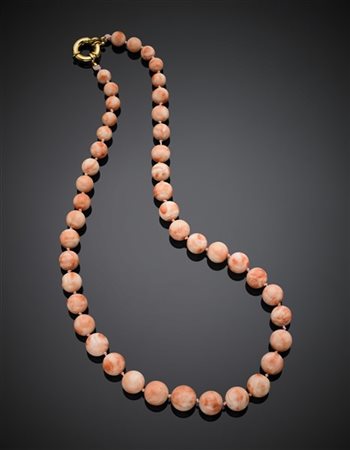 Collier a scalare in boules corallo rosa variegato con chiusura in oro giallo,