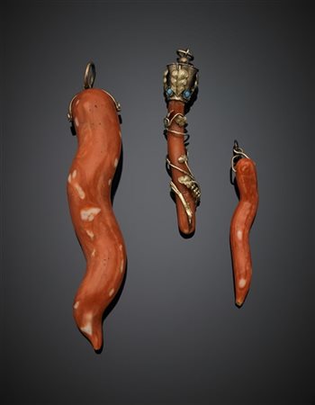 Tre pendenti in corallo arancione rossastro in parte variegato a forma di corno