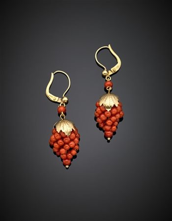Orecchini pendenti in oro giallo e corallo rosso/arancione a guisa di grappolo