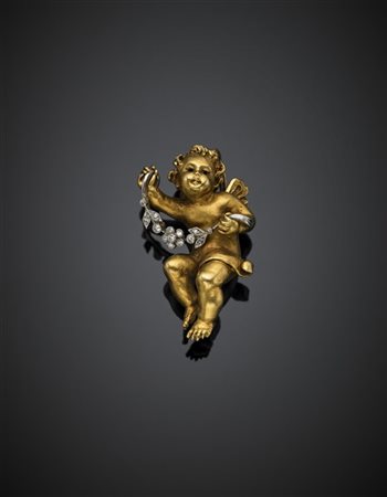 Spilla a guisa di putto in oro giallo a tenere un piccolo tralcio fiorito in or
