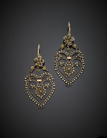 Orecchini pendenti a cuore in filigrana d'oro giallo 333/1000 rifiniti con micr