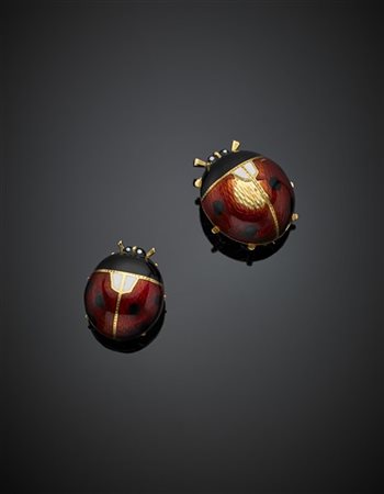 Coppia di broche a guisa di coccinelle in oro giallo e smalti bianco, rosso e n