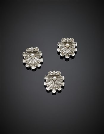 Tre spille in platino a guisa di conchiglia con perle e diamanti, complessivi g