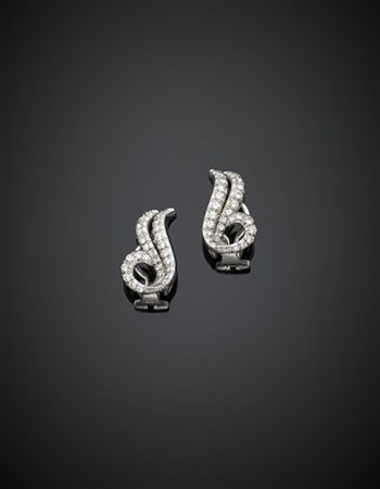 DE VECCHI 
Orecchini a lobo con clip in platino e diamanti per complessivi ct.