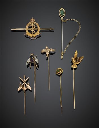 Lotto in oro giallo, rosso 333/1000 e argento composto da sei spilloni e una sp