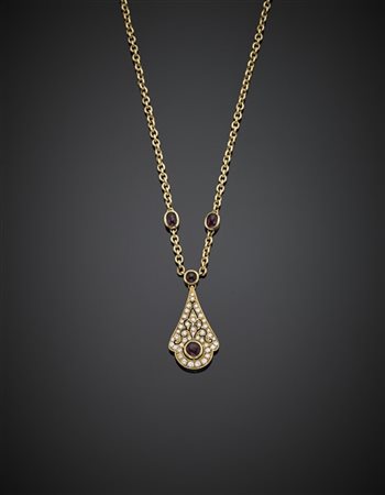 Collier in oro giallo rifinito con tre rubini cabochon e al centro un pendente
