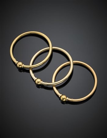 AURITALIA
Tre bracciali rigidi apribili in oro bianco giallo e rosso, complessi