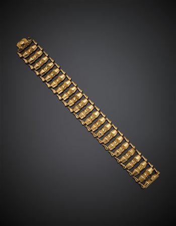 Bracciale modulare in oro giallo in parte cesellato, g 28,07, lungh. cm 18,50,
