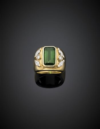 Anello in oro giallo con diamanti a navette e tondi e una tormalina rettangolar
