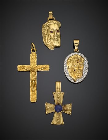 Lotto in oro giallo composto da quattro pendenti con immagini sacre rifinite co