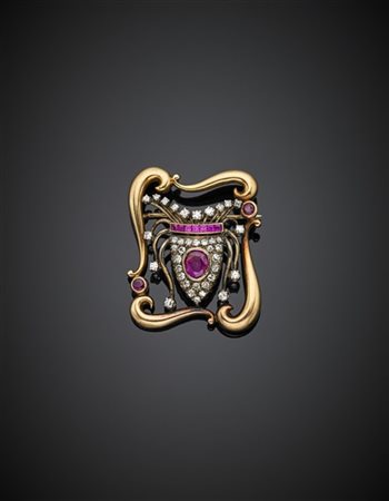 Spilla a guisa di scudo in oro giallo e argento rifinita con diamanti rotondi,