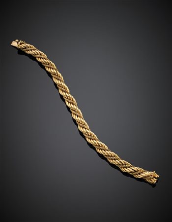 Bracciale in oro giallo rigato a torchon, g 36,67, lungh. cm 21 circa. Punzonat