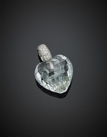 Pendente con acquamarina a cuore rifinito con anello in oro bianco e diamanti p