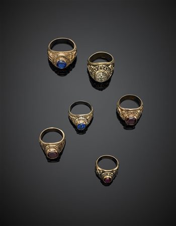 Lotto composto da sei anelli in oro cesellato da 333/1000 a 585/1000 giallo, ro