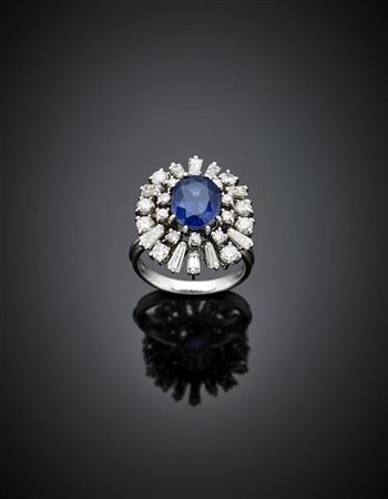 Anello in oro bianco rifinito con diamanti per complessivi ct. 1,70 circa e dop