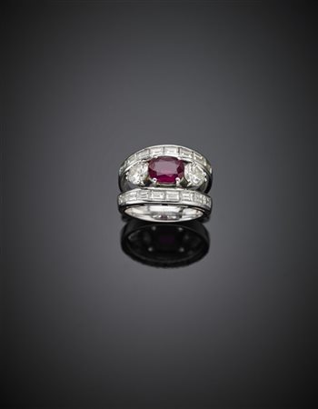 Anello in oro bianco con doppietta centrale di rubino sintetico e vetro e diama