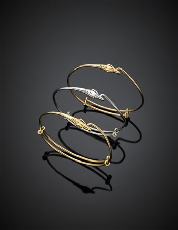 Lotto di tre bracciali con testa di rapace, uno in oro giallo, uno in oro rosso