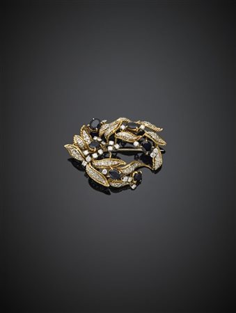 Spilla in oro bianco e giallo con zaffiri ovali e diamanti rotondi per compless