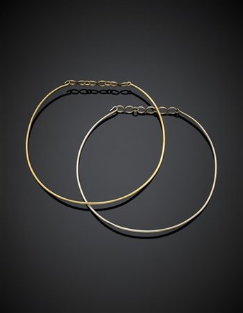 Due collier semirigidi, uno in oro giallo e uno in oro bianco, complessivi g 37