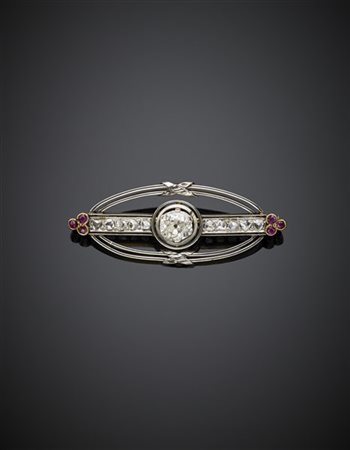 Spilla con diamante a cuscino di ct. 1,20 circa, contorno di diamanti a mezza r