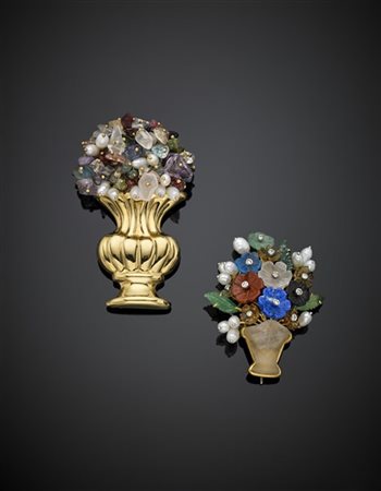 Lotto di due spille a vaso fiorito in oro giallo e gemme in parte scolpite, una