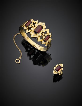 Demi-parure composta da anello e bracciale in oro giallo, granati e smalti, bra