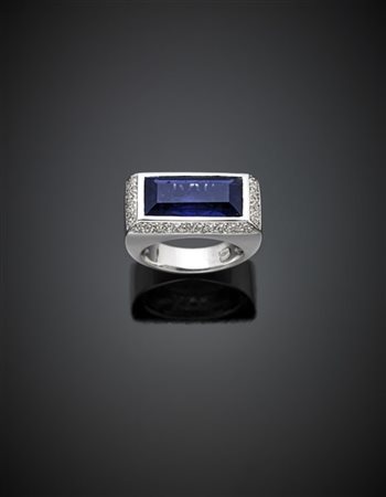 PONTE VECCHIO GIOIELLI
Anello in oro bianco con grande iolite rettangolare, tag