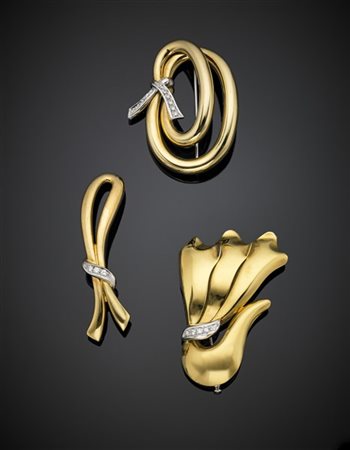 Lotto di tre spille in oro giallo e bianco con diamanti per complessivi ct. 0,5