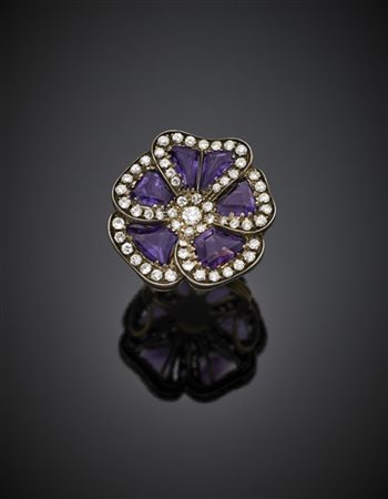Anello in oro giallo e argento a guisa di fiore con ametiste e diamanti per com