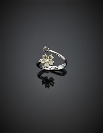 DI GREGORIO
Anello in oro bianco e diamanti fancy e incolori a formare un fiore