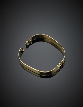 Bracciale semirigido articolato in oro giallo, g 34,15, diam. cm 6,40.