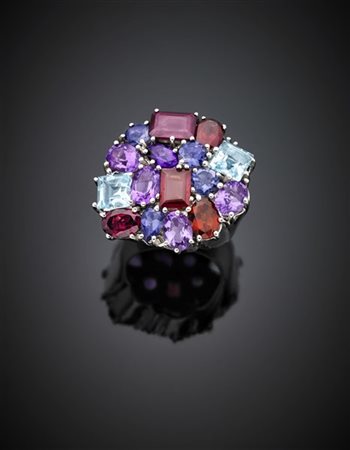 Anello in oro bianco rifinito con granati, ametiste e topazi azzurri, g 25,19 m