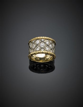 Anello in oro giallo e bianco a fascia cesellata e traforata, rifinito con diam