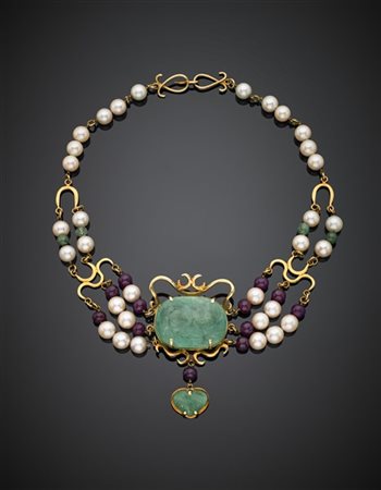 Collier in oro giallo, perle, boules di rubini e smeraldi rifinito al centro co