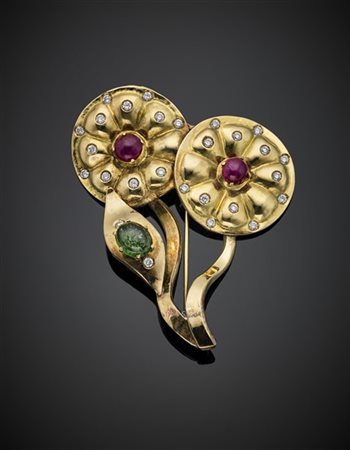 Spilla a due fiori in oro giallo, pietre incolori, rubini per complessivi ct. 2