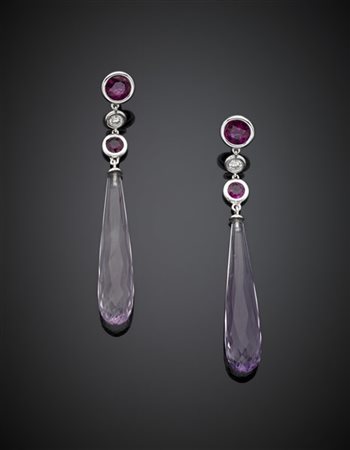 Orecchini pendenti in oro bianco con diamanti, rubini per complessivi ct. 2 cir